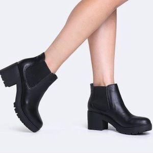STEVE MADDEN Romman Black Chunky Chelsea Boots